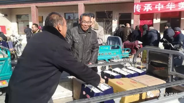 河北張立謙每年給家鄉的80歲老人送慰問品