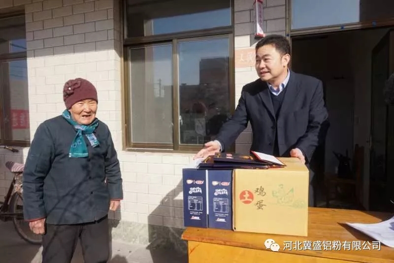 河北張立謙每年為家鄉80歲老人發雞蛋和牛奶
