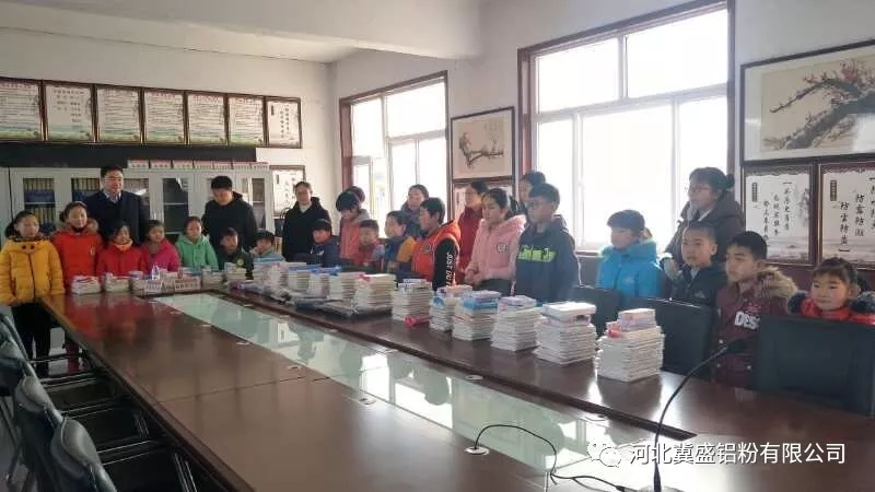 河北張立謙每年為家鄉小學生發學習用品