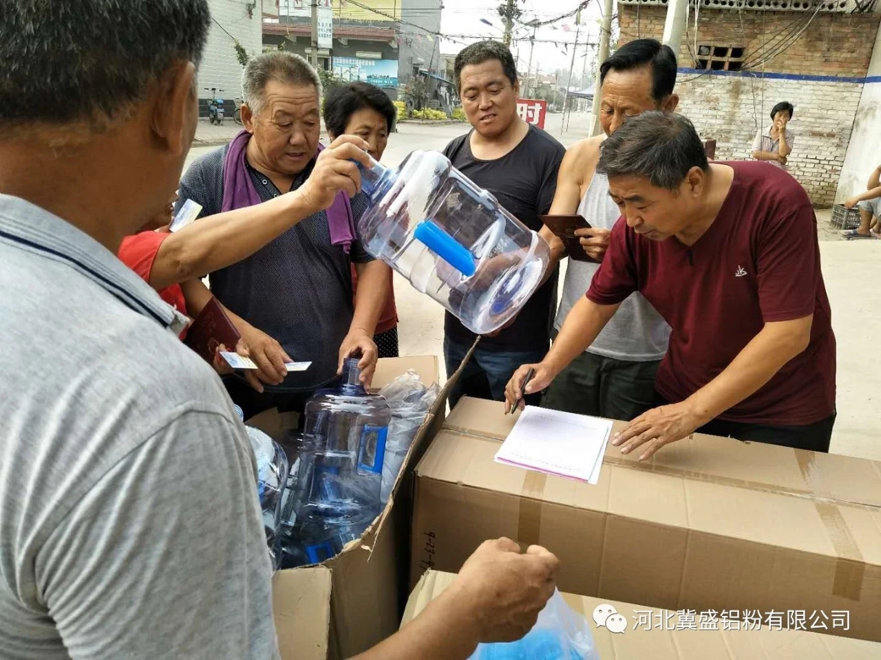 河北張立謙為家鄉捐建純凈水屋，村民免費用水 (2)