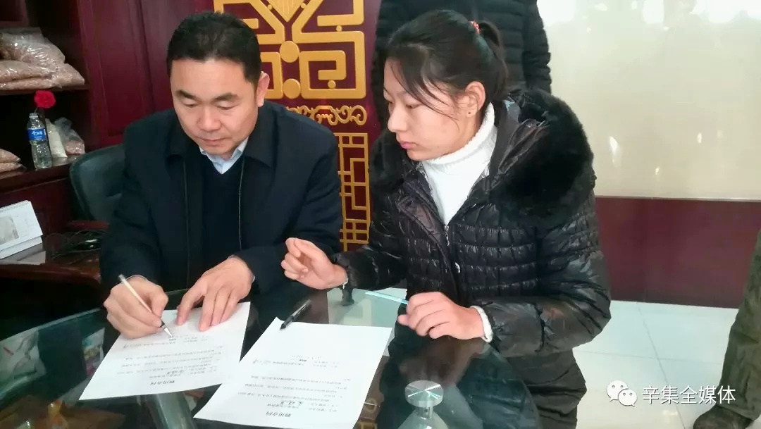 河北張立謙幫扶貧困大學生就業