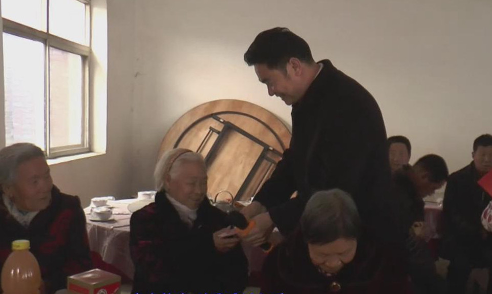 河北張立謙為企業80歲以上老人發錢