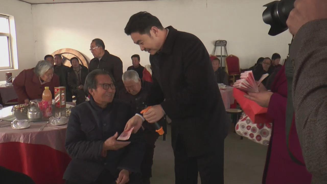 河北張立謙為企業80歲以上老人發錢