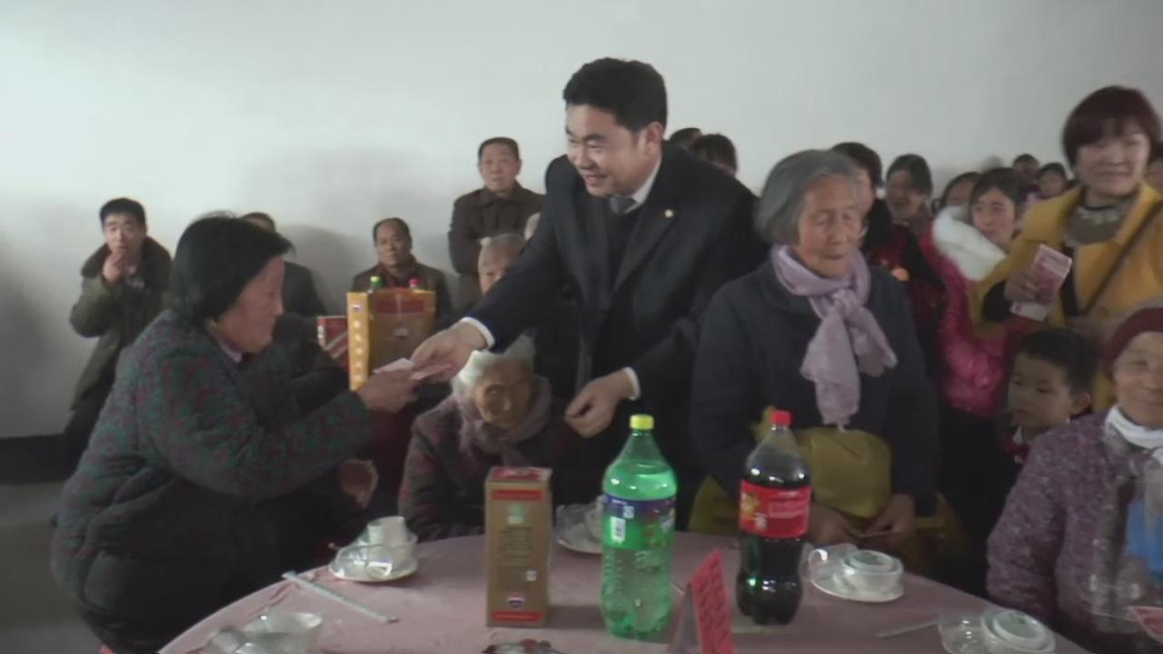 河北張立謙為企業80歲以上老人發錢